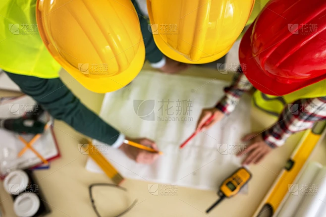 建筑师,蓝图,青年人,三个人,大特写,自动反斗卡车,建筑施工车辆,职业安全与健康,少量人群,建筑设备