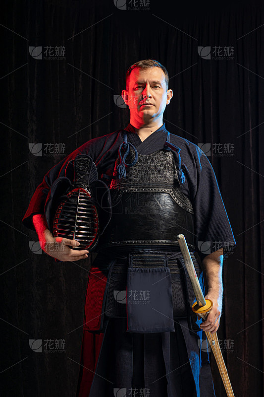 穿着传统日本服装的男性剑道战士
