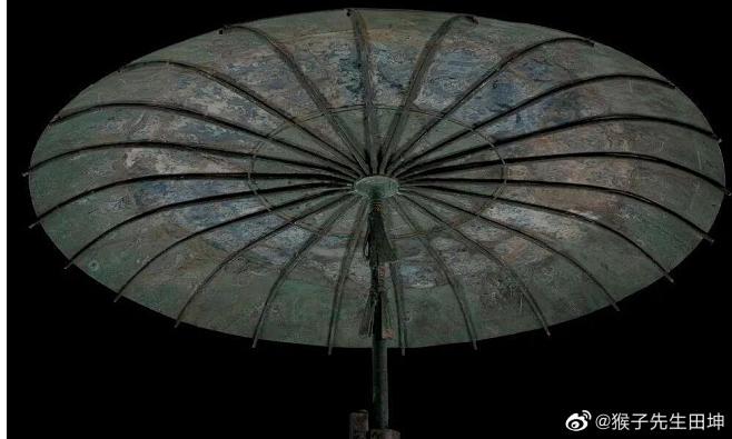 唐代伞长什么样？对于开始应用油纸伞的说法我很怀疑，虽然形象上，秦陵一号铜马车就出现了与后世油纸伞极其相似的造型（图1），但车盖，仪仗性质的伞盖 ...
