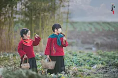欢欢喜喜过大年 { 腰果 }
眼看就是大年三十了，家家户户都在清扫准备。
我和小闪电妹妹置办起新年表演的物件，一起排练着～舞龙、唱曲、相声……全村的喜庆节目，当然也有我俩的一份！
我们迎着立春的暖阳，在希望的田野上奔跑，感受新年的美好祈愿。
㊗️各位大大～健康吉祥、年年有鱼 ​​​​...展开全文c