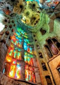 【视觉之美】在西班牙巴塞罗那，有一座已开工100多年的教堂，至今仍在建造中，它就是由高迪设计的圣家族大教堂。有人赞叹它是“能够让人狂喜心碎的建筑”，大教堂显示出来的梦幻浪漫、怪诞陆离，使这座未完成教堂已成为建筑爱好者的朝圣目的地。