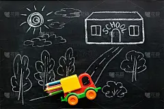 红色和黄色的玩具车带着彩色的铅笔去学校。孩子们在黑色黑板上用粉笔画画。回归学校，教育理念
