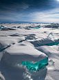 旅游 西伯利亚贝加尔湖表面冰层的小丘。 #摄影#