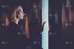 全景拍摄，智慧城市技术理念，女性利用巴塞罗那公交车站的现代城市应用来查找交通时刻表，女性触摸反射光线