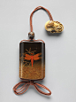 案例：金粉（莳绘）和黑漆色的漆;紧固件（ojime）：金属与龙的花朵设计，拨动开关（悬锤）：象牙雕葫芦和蝉的形状