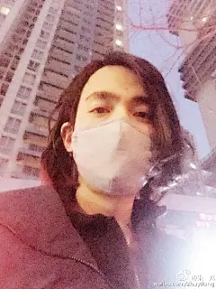 #朱一龙连城璧# 为了拍戏接了两个月的头发，它终于光荣下岗了，可以好好洗个头了....祝大家元宵节快乐晚上6:30的微访谈见哈 ​​​​