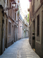 Barcelona, Spain (by Kim)。西班牙巴塞罗那的街道。巴塞罗那是西班牙第二大城市，也是加泰罗尼亚自治区首府。位于伊比利亚半岛的东北面，濒临地中海，人口约160万。相传该城由迦太基将领、汉尼拔的父亲哈米尔卡·巴卡所兴建，在其漫长的历史上还曾作为巴塞罗那伯爵领地和阿拉贡王国的都城。巴塞罗那因其衆多历史建筑和文化景点成为衆多旅游者的目的地。 #攻略# #城市# #国外#