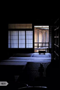  日本传统建筑 -- 间  : “日本传统房屋不是西方概念里的“建筑”。日本传统室内是没有“墙”的，由移门将空间隔开，这个空间本身称为“间”，隔开的空间是流动的，变化的，蕴含多种可能性。”日本建筑与工业设计师黑川雅之如是说。