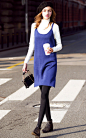 优雅的蓝紫色，舒适的针织吊带连衣裙，搭配白色高领套头毛衣，街拍欧美风。 #日韩# #潮人# #英伦# #街拍# #时尚# #学院#