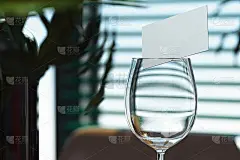 里面有空白名片的酒杯。餐厅是背景。3 d渲染。