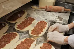 用碎肉填充。