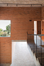 错落的空间规划 – 墨西哥Tello住宅 / PRODUCTORA : 红砖铺设的内部连续性。