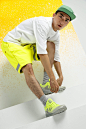 雙色交織 / New Balance MRT580J「SPLASHING COLOR」Lookbook : 2016 年，New balance 釋出革新的 580 鞋款 MRT580J，承襲過往之經典輪廓，並注入當代趨勢的編織技法，以 18 世紀法國 Jacquard（雅卡爾提花）織法，使兩種色彩交織出不突兀的混色鞋面，創作出如潑墨般之配色，承襲 REINVENT 精神，是款保留經典輪廓的新世代 580 鞋履。