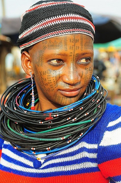 非洲| A富尔贝女人在拍摄Natitan...