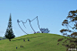 新西兰艺术家Neil Dawson设计的户外钢雕塑，看起来像是一片纸被吹到山顶，可是部分又是透明的（只有钢架子），形成震撼视觉效果。