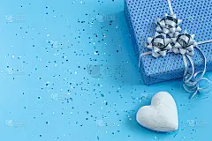 礼品盒用蓝色纸包装，蓝色背景。