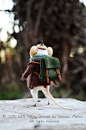 相信好多人都见过这只小老鼠，是智利Johana的作品，用金属丝做骨架，然后缠上羊毛。给小老鼠拍的外景不错，有种童话般的感觉，也想像它一样背上包去旅行。http://t.cn/Rz9s0gC
