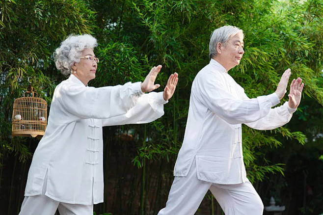 老年人打太极健身