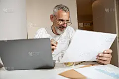 勤奋的成年人看工作文件