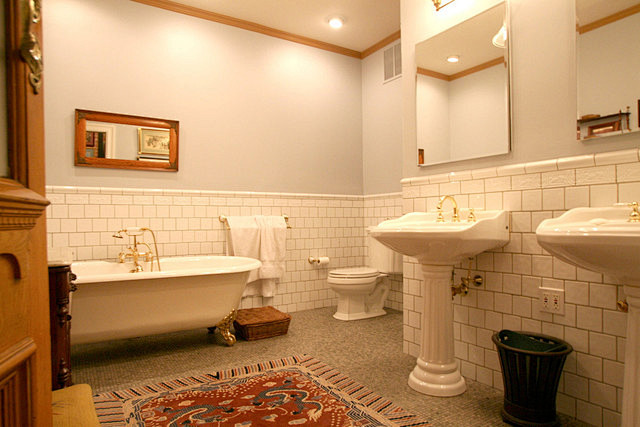 欧美风格别墅四室两厅卫生间洗漱台浴缸装修...