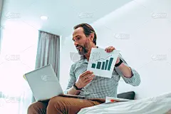 在线会议期间汇报销售增长情况