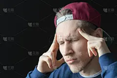 帅男把手指放在头上，忍头痛