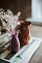 Free 棕色陶瓷花瓶里的粉色和白色花朵 Stock Photo