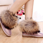 狐狸毛雪地靴 是此款雪地靴的“学名”并非使用狐狸的毛，而是苏格兰北貉的皮毛，北貉的皮更厚，毛比狐狸长，而且密度高，所以用在雪地靴上更能突显高贵。