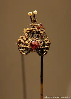 @三槐明澈-UCL考古研究所
明代金器特展
法国国立亚洲艺术博物馆
西安曲江艺术博物馆合作举办
虽然一些文物有争议
但是介绍展陈在海外做成这样也算难得了

或壁纸装饰或印刷品形式展示了很多明代画像
如朱佛女，天启帝画像以及明宪宗元宵行乐图
现场反响火爆