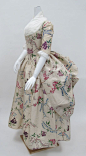 神猫罗尼休的照片 - 微相册一件淡雅简洁的英式女袍，后摆模仿波兰女袍卷起来了。其布料是手绘丝绸，很可能是从中国过去的外销产品。 ​​​​