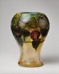 Tiffany创始人之子Louis Comfort Tiffany设计制作的法夫赖尔（Favrile）玻璃花瓶。法夫赖尔玻璃花瓶造型独特精妙，在制作过程中便加进了熔化的玻璃，蓝色、绿色、金色和粉红色或被独立使用，或巧妙地组合在一起，形成如同彩虹一样绚丽的效果。法夫赖尔玻璃花瓶是新艺术清新自然风格的体现，也显示了路 ​​​​...展开全文c