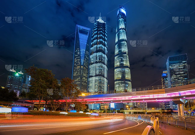 晚上，中国上海陆家嘴的城市道路和摩天大楼素材-花瓣网