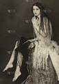 纪念物,女演员,垂直画幅,四肢,古老的,古典式,腿,珠宝,不看镜头,仅成年人