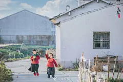 欢欢喜喜过大年 { 腰果 }
眼看就是大年三十了，家家户户都在清扫准备。
我和小闪电妹妹置办起新年表演的物件，一起排练着～舞龙、唱曲、相声……全村的喜庆节目，当然也有我俩的一份！
我们迎着立春的暖阳，在希望的田野上奔跑，感受新年的美好祈愿。
㊗️各位大大～健康吉祥、年年有鱼 ​​​​...展开全文c