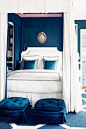 白色和深蓝色卧室色彩搭配，雅致风格一下子就呈现出来。