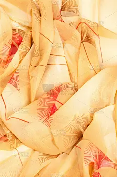 丝绸面料质地、底色、黄色、浅米色、米黄色、杏黄色、白色花朵图案。抽象的画