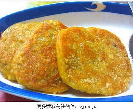 【煎香甜红薯饼】1.先将红薯洗净、去皮，...