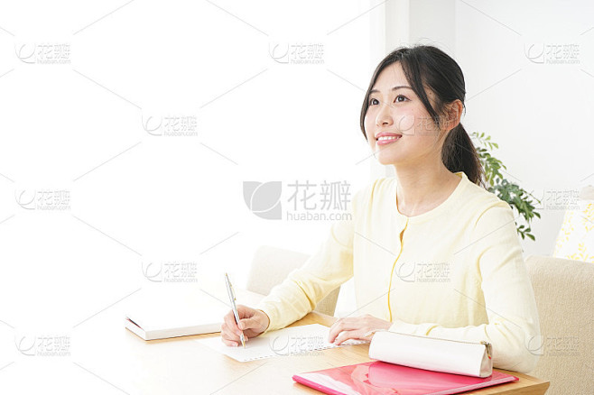 年轻女子在家学习