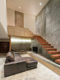 #我爱我家# Chef Condo 位于曼谷一栋二十世纪八十年代的建筑内，在与 Fattstudio 协商后，决定买下隔壁以及楼上的三处公寓，打通并重新调整格局，以开放式的布局重新，室内大量的运用了冷硬的混凝土，却又通过温润的木质元素形成独特的冲突美。 O网页链接