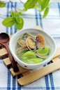 如何做丝瓜花蛤汤的做法（最适合夏季的清爽美容汤菜谱）