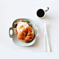 简约风格的欧式早餐美食摄影，漂亮的盘子和叉子