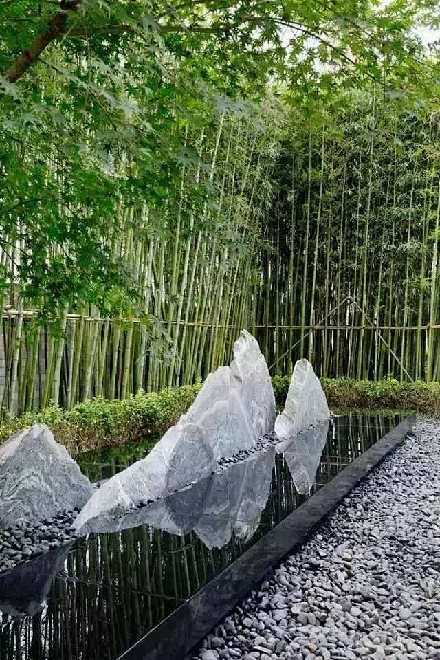 片石假山，竹子屏风