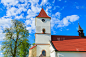 晴朗的一天，波兰利普尼察穆罗瓦纳村美丽的教堂建筑