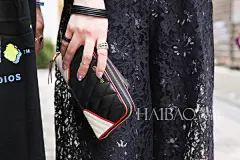 【图】炎热夏日里的“提神良药”！海报时尚网日本街拍之古着聚集地原宿篇240期：简装花样依旧足，混搭也要够清凉