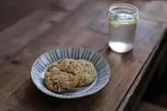 中古开箱｜如果你的下午茶里有这样一枚曲奇………
她叫小白
《小白素食记录》的作者
 #Have Fun！有饭#素食品牌创始人之一
这一次，我们相遇在夏天的下午茶里

 热夏中总是厌食贪甜
少不了的下午茶纵然有奶油蛋糕
也总显得有些过腻
此时收到#有饭#寄来的曲奇
巧克力酥脆爆浆，小红莓酸甜惹味
这样的饼干，反倒适合解夏天的馋