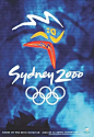 2000年悉尼奥运会在跨时代的节点，海报上的人物正式代表了跨入千禧年的动作。奥运会徽同样像一个飞奔的人物，由回旋棒组成，代表悉尼的本土文化。