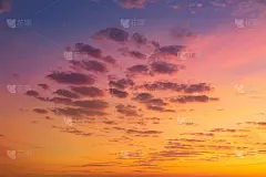 戏剧性色彩丰富的红紫到蓝日落或日出的天空景观。自然美丽的云景黎明背景壁纸。暴风雨多风的自然黄昏黄昏场
