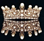欧仁妮皇后的珍珠桂冠，1853年西班牙人赠送给欧仁妮皇后一顶王冠，上面镶有212颗珍珠和1998颗钻石。1887年这顶王冠被法国拍卖，由一个叫julius jacoby 的人出78300法郎买下。一年之后，它由德累斯顿的一位珠宝商ellimayer买下，1980年这个家族的女继承人结婚时曾使用过它。1992年这顶王冠又回到了法国，珠宝商ellimayer 的家族在占据它100年之后，又被卢浮宫重新买回来，供人参观。