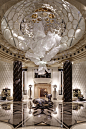 星河湾酒店 (Chateau Star River) by Lasvit :  A member of The Leading Hotels of the World, the 5-star Chateau Star River Pudong Shanghai can be proud of the beautiful glass sculpture made by Lasvit that brightens up the unique atmosphere in the hotel lobby. Thi