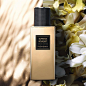 A fragrant reflection of Yves Saint Laurent’s floral explosions echoing his vision of the femininity in full blossom: the dazzling armful of white flowers, creamy, carnal Tuberose is set off
against the solar delicacy of Ylang Ylang.
LES VESTIAIRE DES PAR